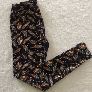 LulaRoe Os leggings in Feather Pattern